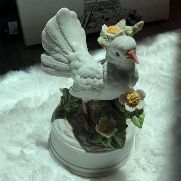 Unique hard to find Dove musical box with the song "Love Story", made in Japan - Picture 4 of 9